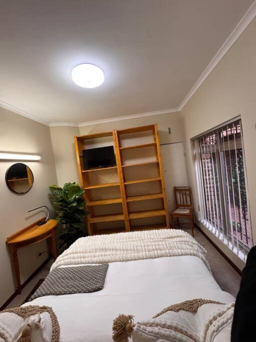 B Shocked Manor - Lux * Cape Town