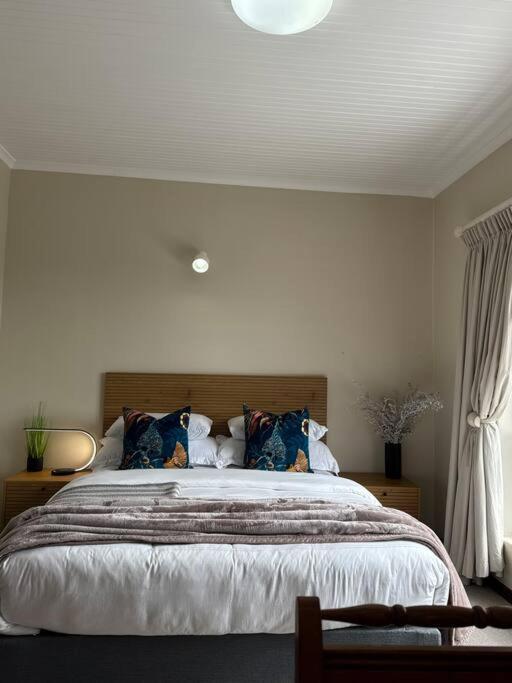 B Shocked Manor - Lux * Cape Town